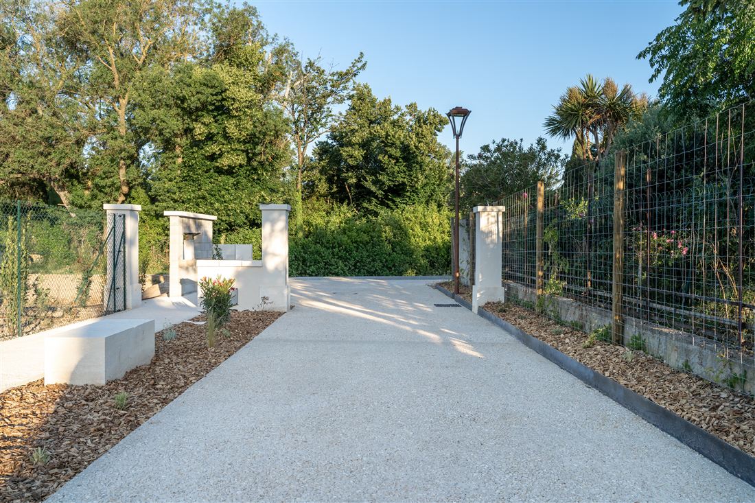 Piliers d'entrée en pierre et palmier
